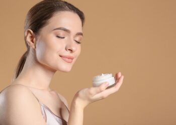 শীতকালে ত্বকের যত্ন: কোমল ও স্বাস্থ্যোজ্জ্বল ত্বক পেতে ৯টি কার্যকর টিপস